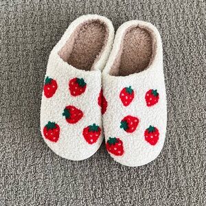 🩷 New size 7/8 Strawberry Patterned Slippers House Shoes Lounge Comfy PJs Cute